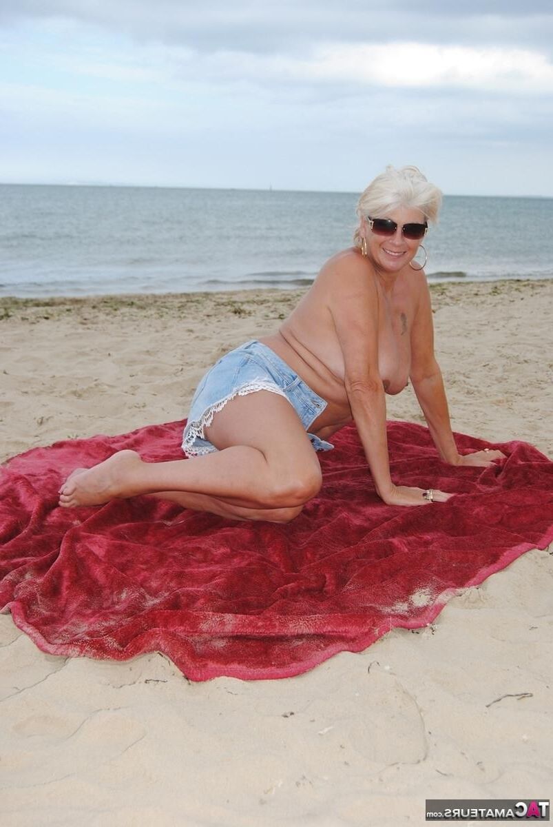 MILF Paradise: Machen Sie es mir um, mir mit meinem Sonnenschutz zu helfen?