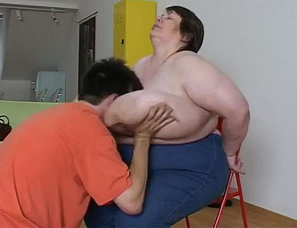 BOY ENJOYING A MATURE LADY\'S HUGE BOSOMS