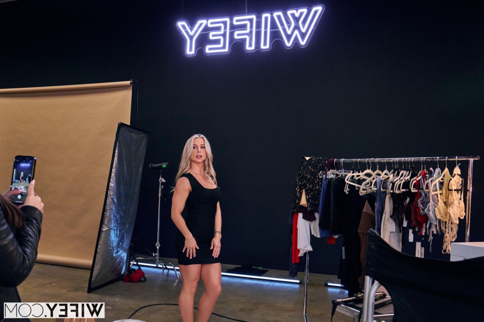 Tiffani Zeit Sie fit blonde Hotwife bekommt BBC -Füllung
