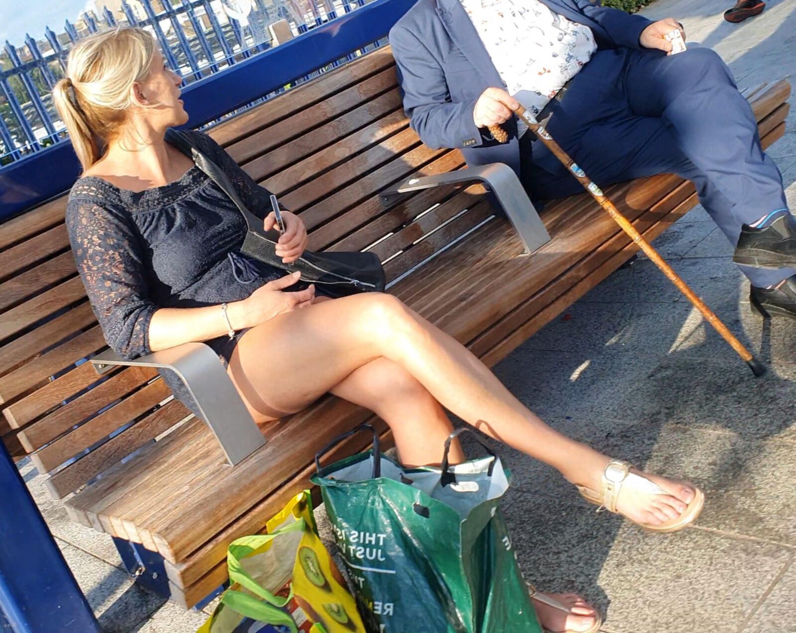 [Sincero] rubio milf hace alarde de piernas largas
