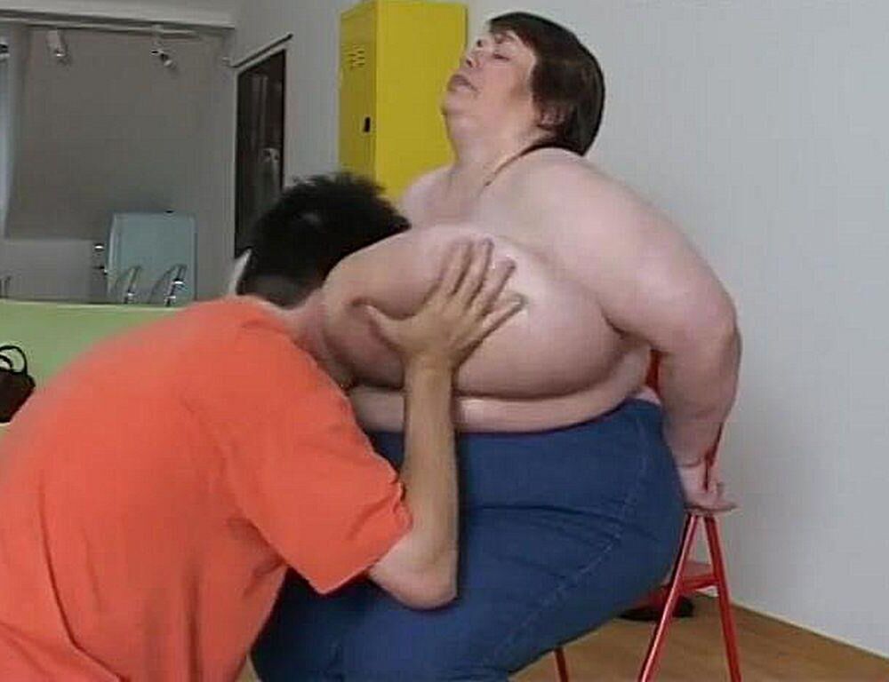 BOY ENJOYING A MATURE LADY\'S HUGE BOSOMS