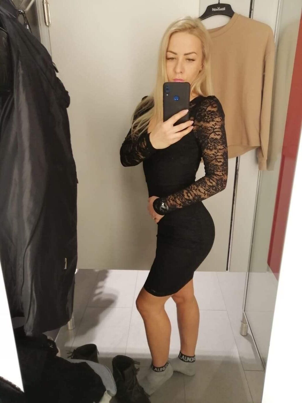 Sexy rubia milf con pequeñas tetas
