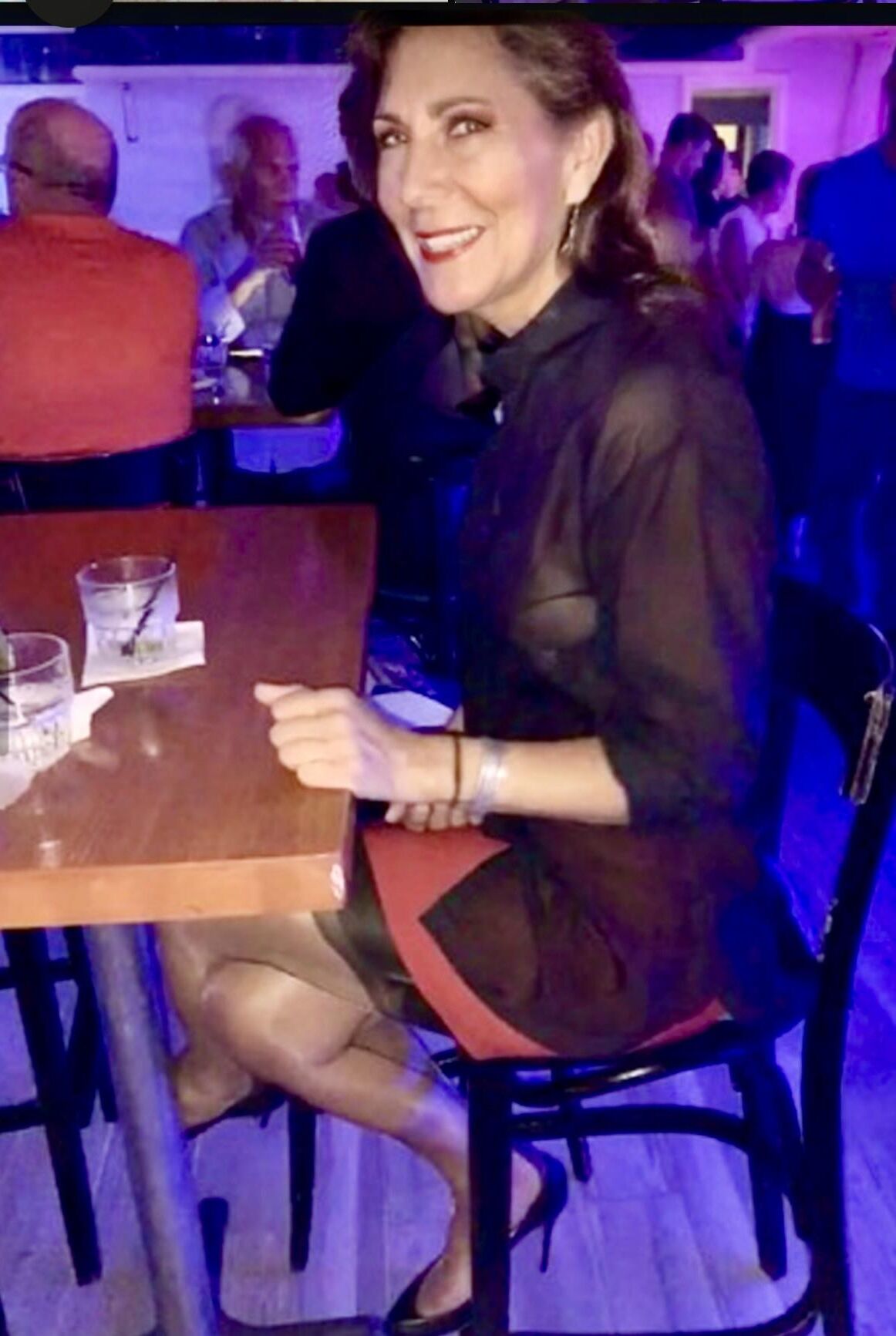 Frau blinkende Strumpfhöfe und Titten in der örtlichen Lounge