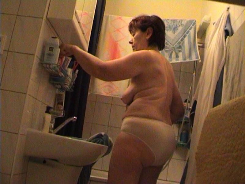 Jindriska nackt im Badezimmer