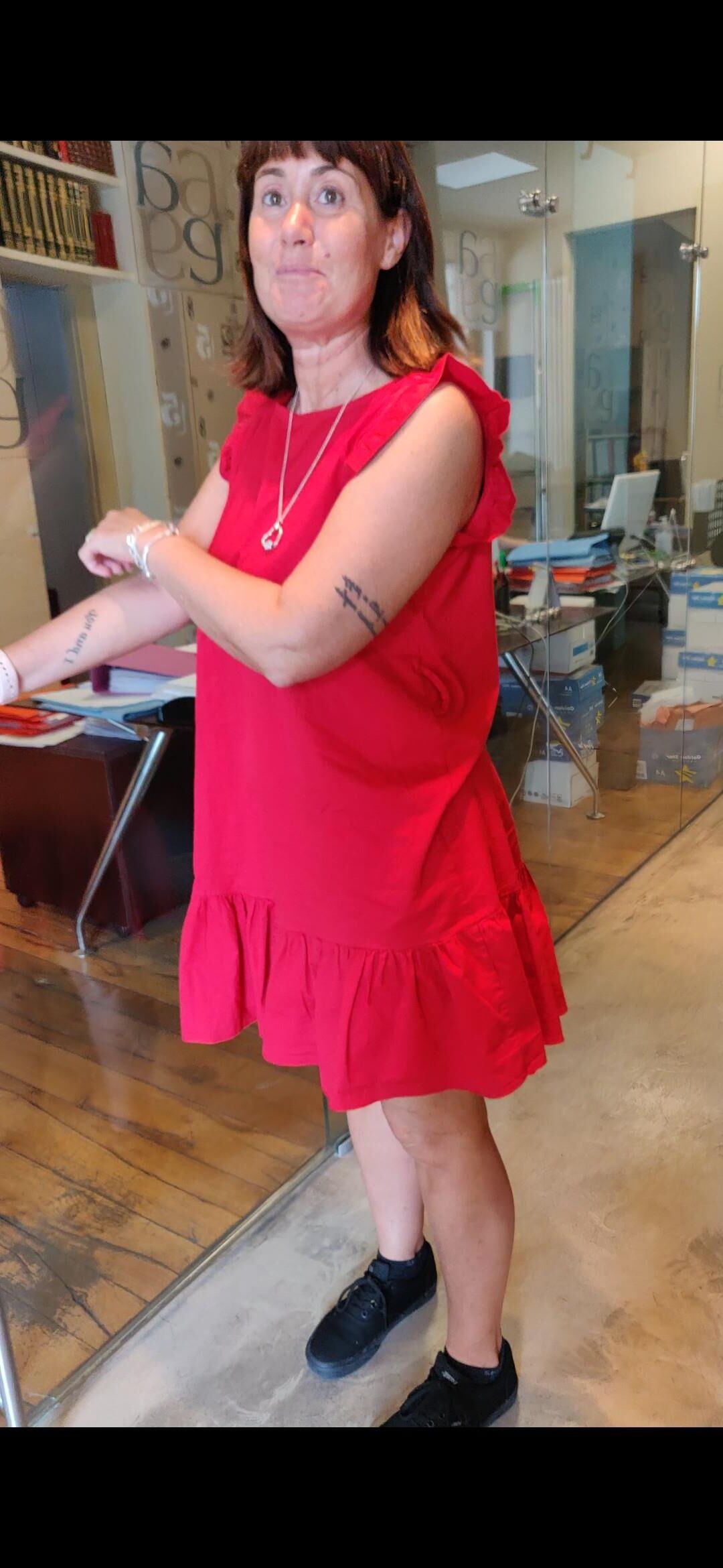Dame rouge montrant