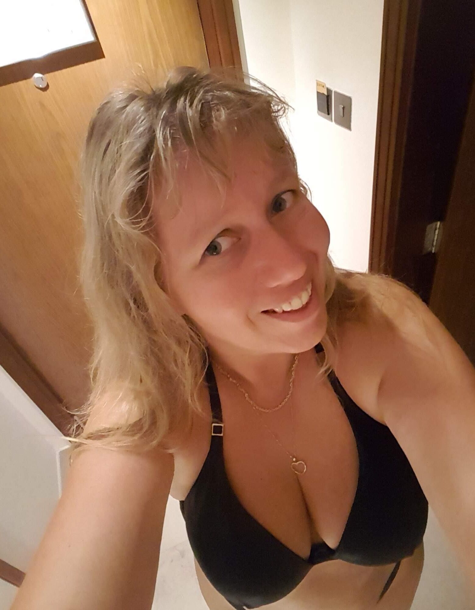 Rubio caliente milf selfies desnudos