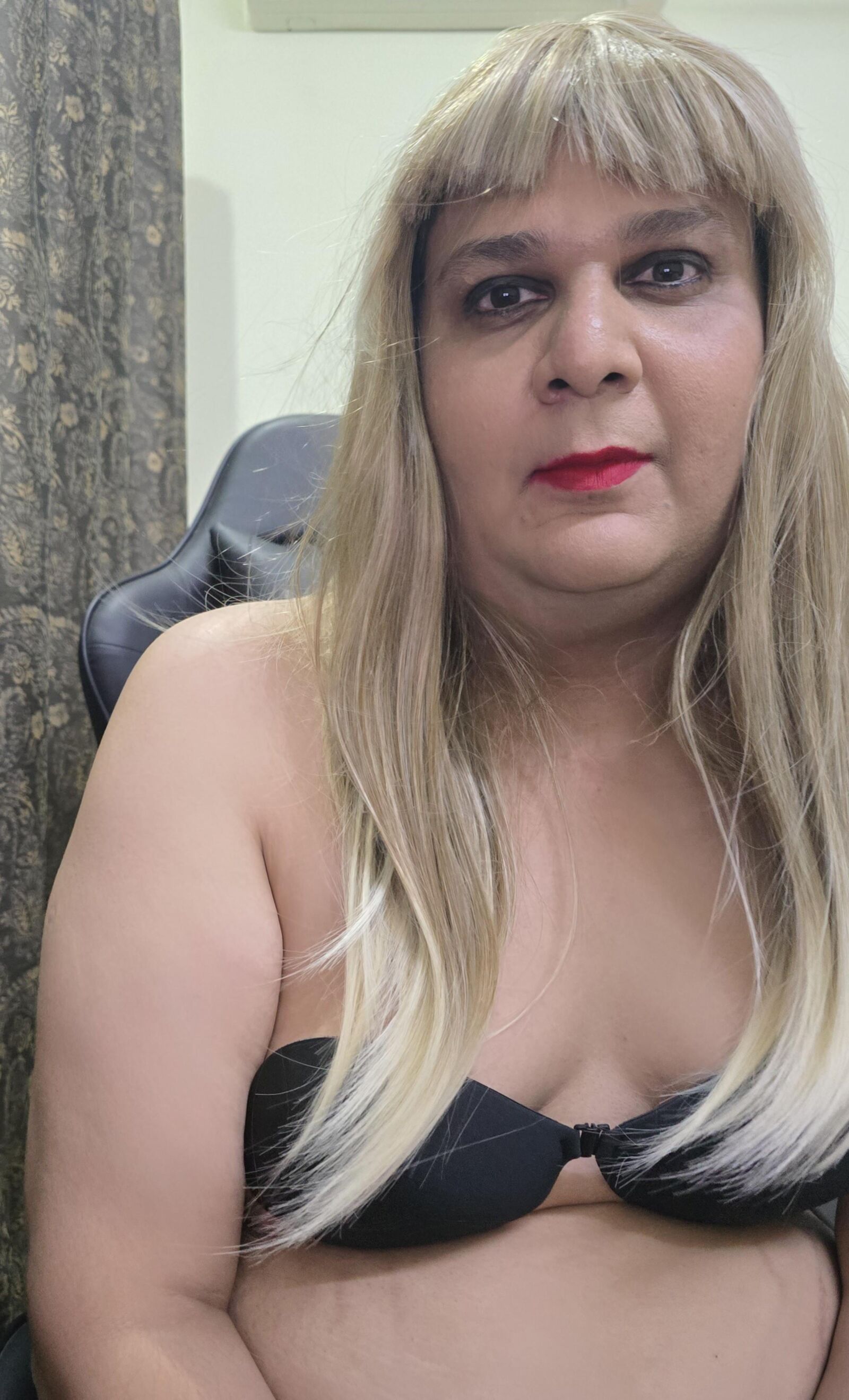 Blonde transexuelle Monica M Closeup
