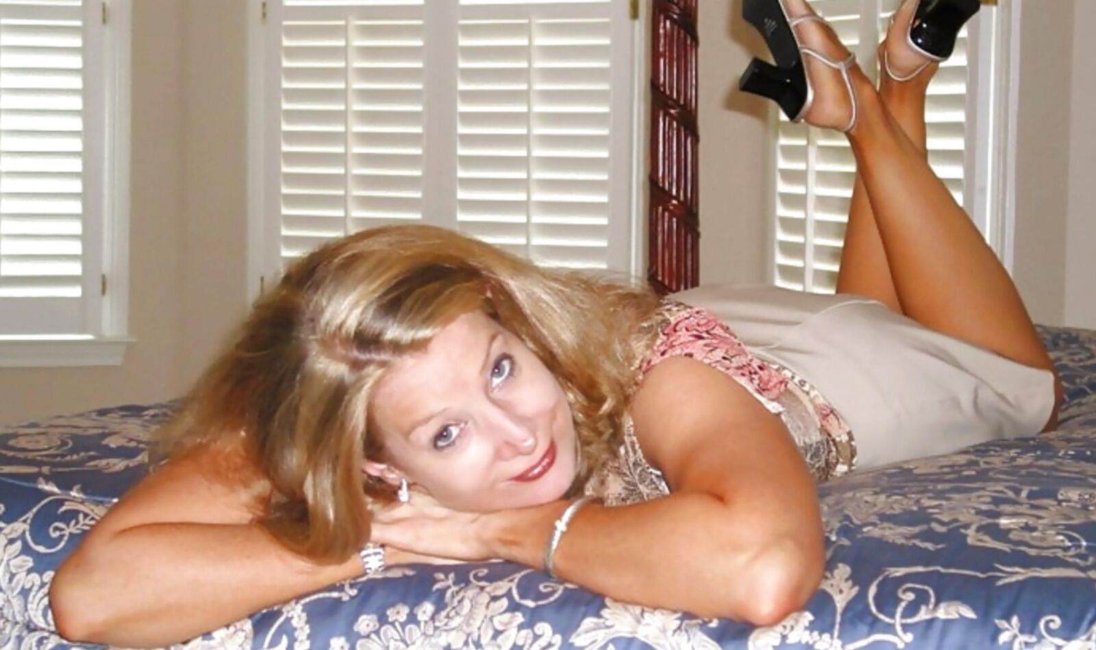 Blonde modelliert mit einem Skalpell