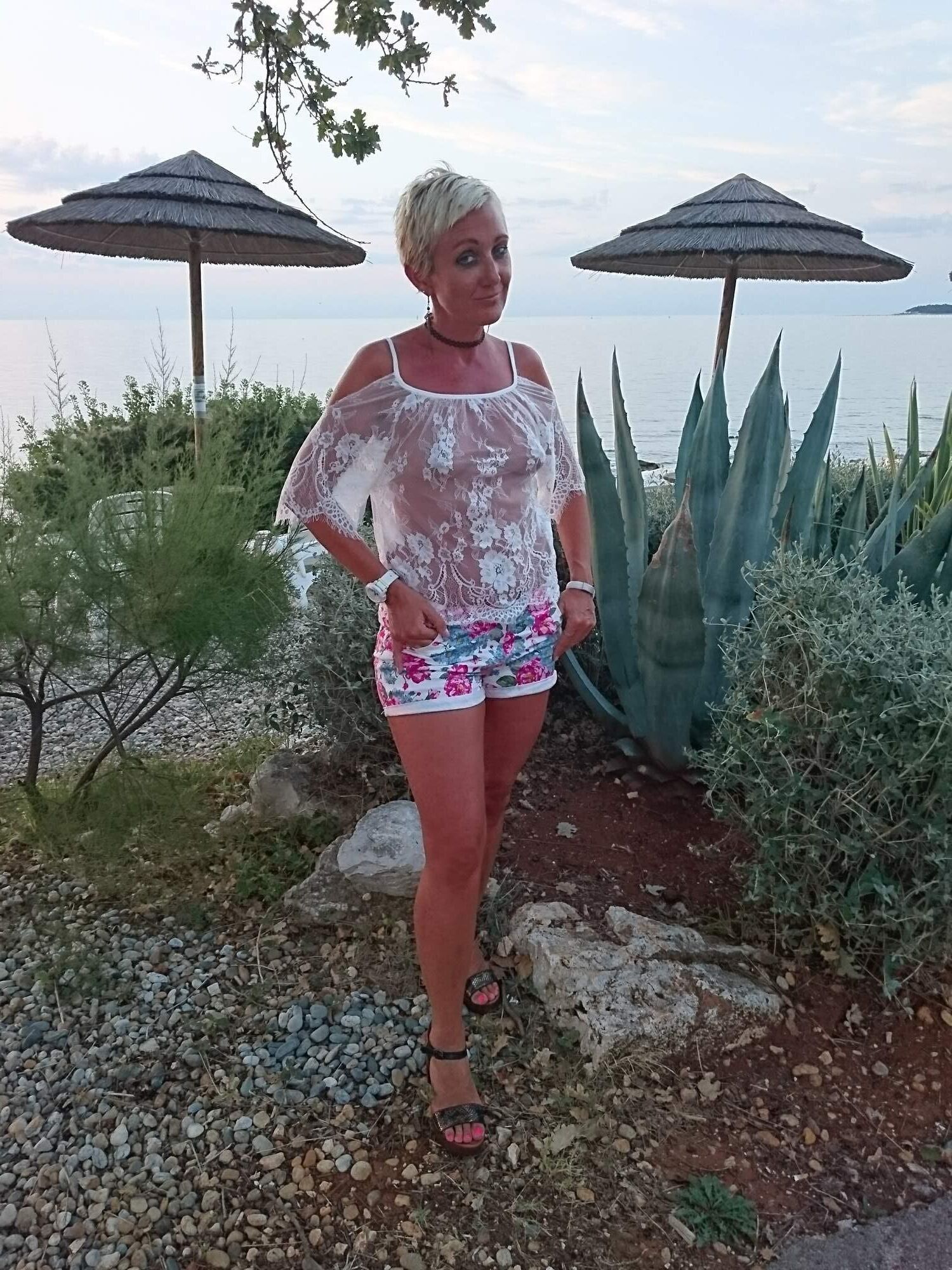 Milf naturista con tetas pequeñas y cuerpo perfecto