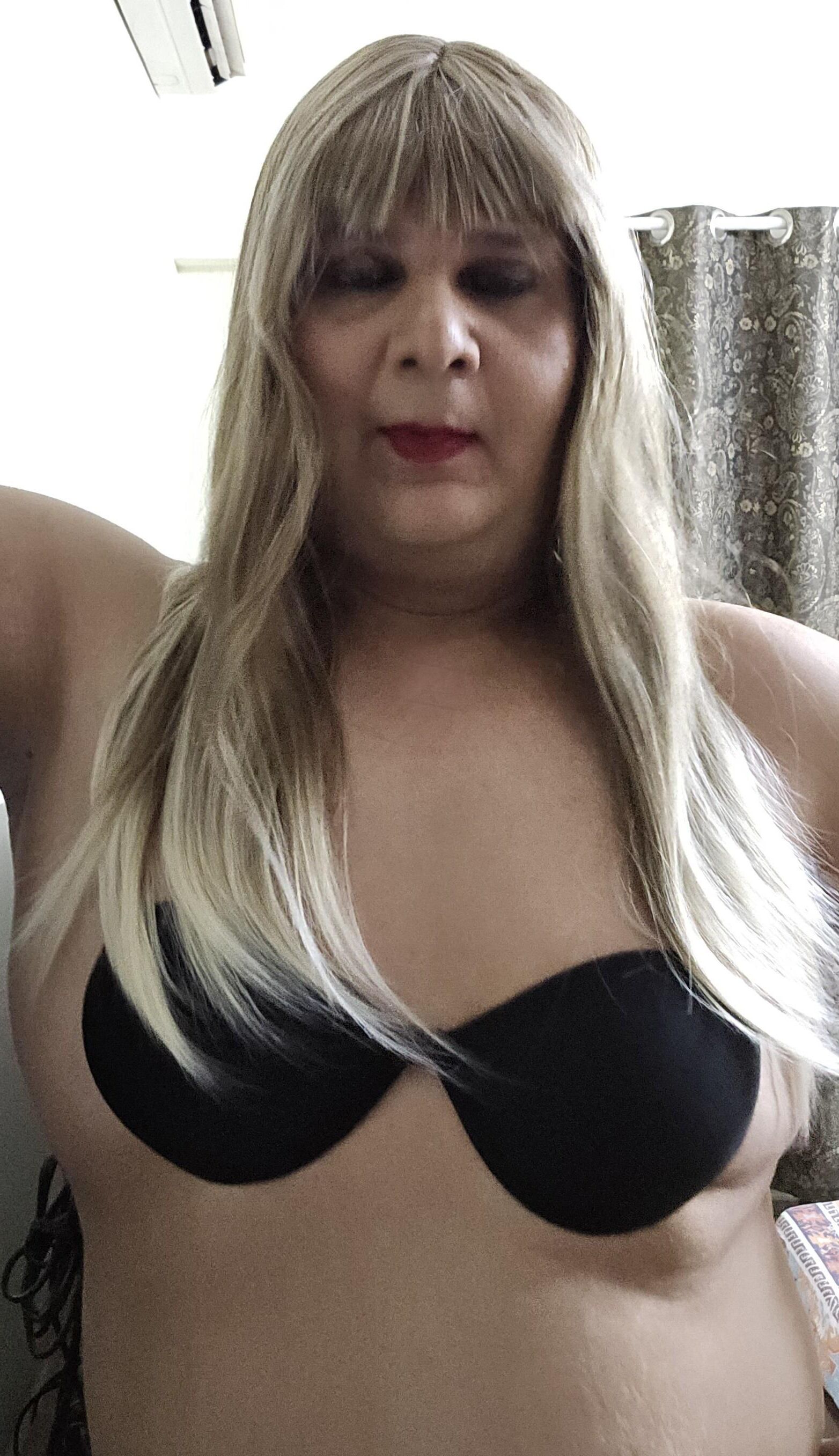 Blonde transexuelle Monica M Closeup