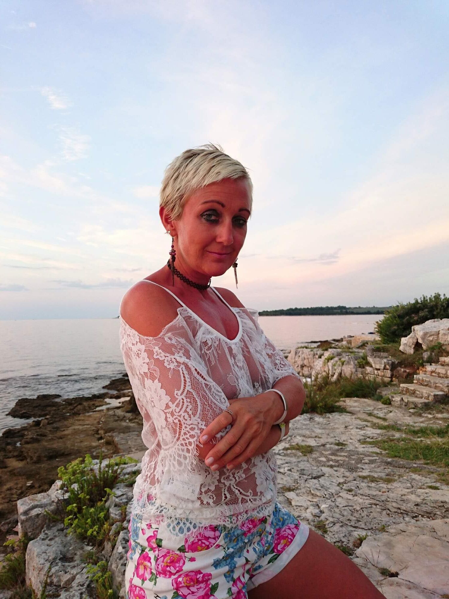 Milf naturista con tetas pequeñas y cuerpo perfecto