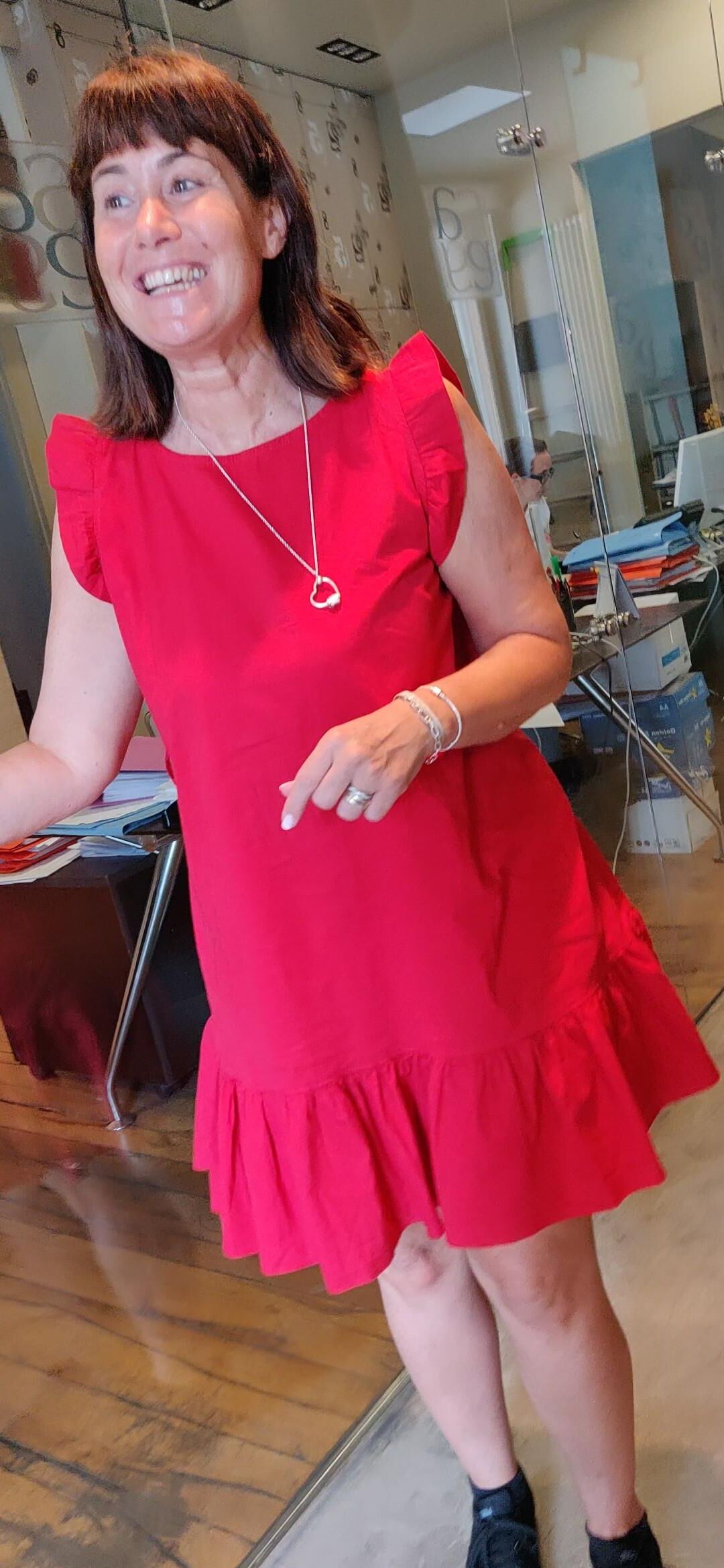 Dame rouge montrant