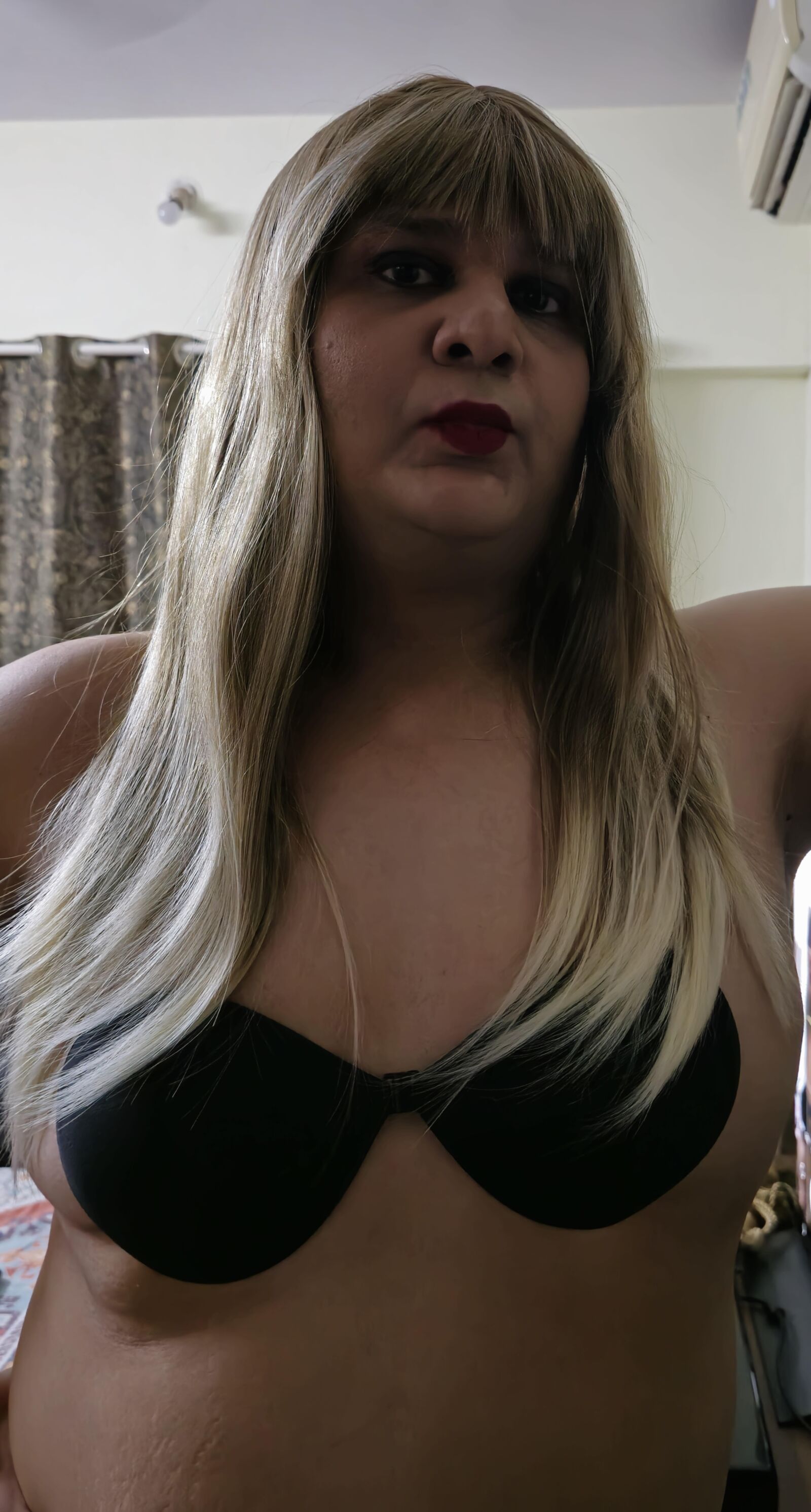 Blonde transexuelle Monica M Closeup