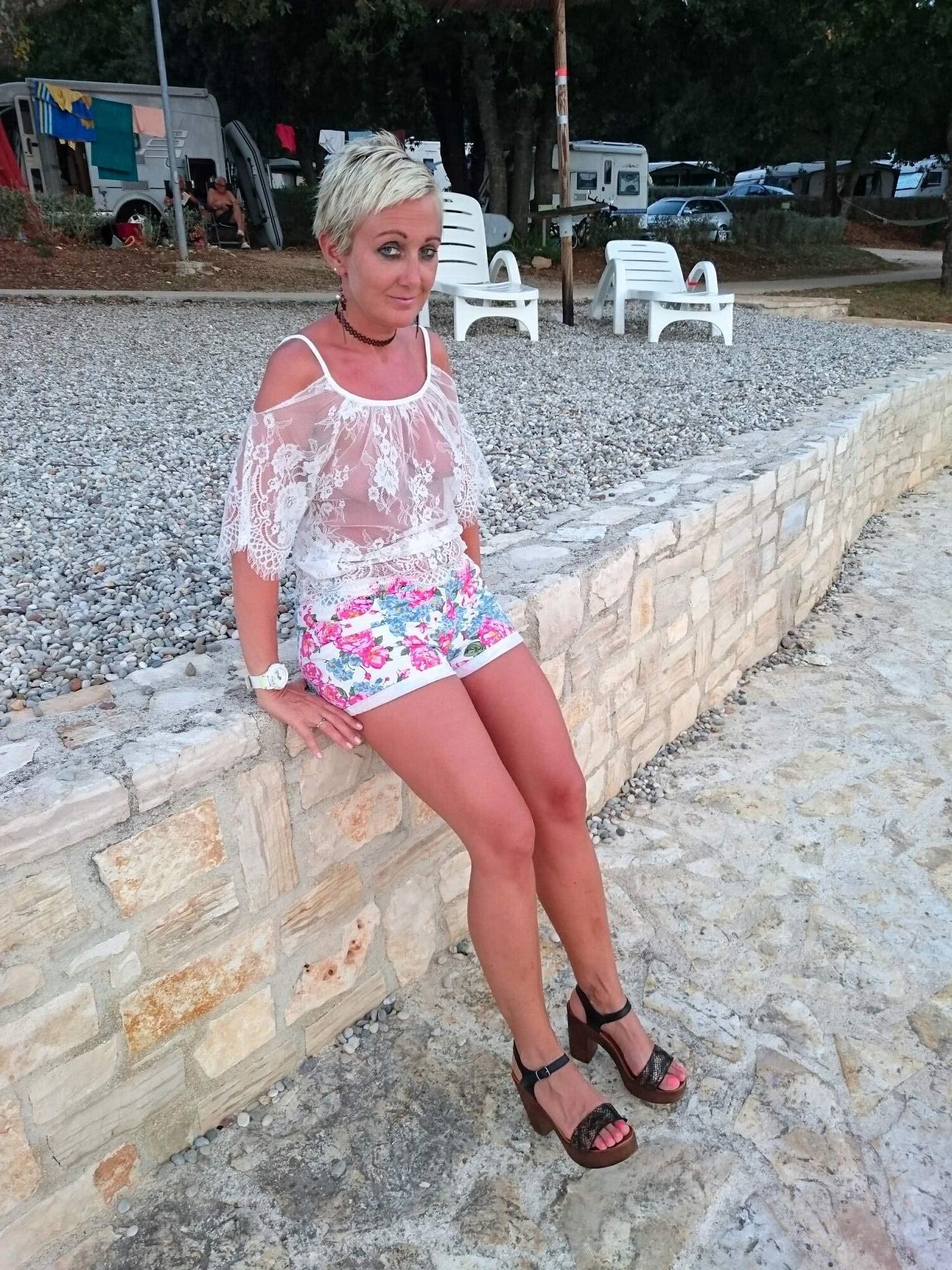 Milf naturista con tetas pequeñas y cuerpo perfecto