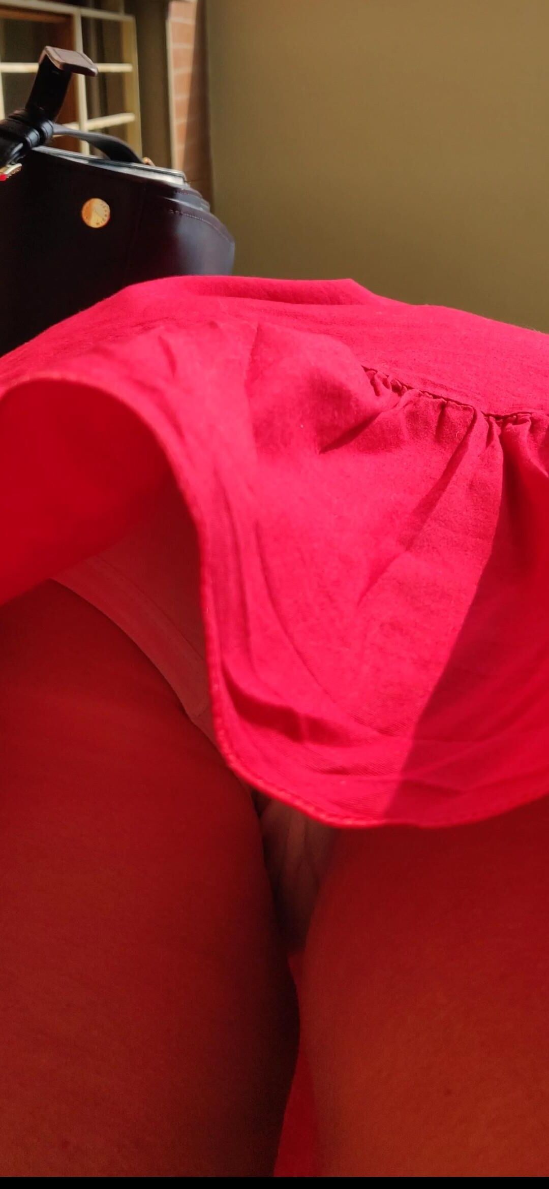 Dame rouge montrant
