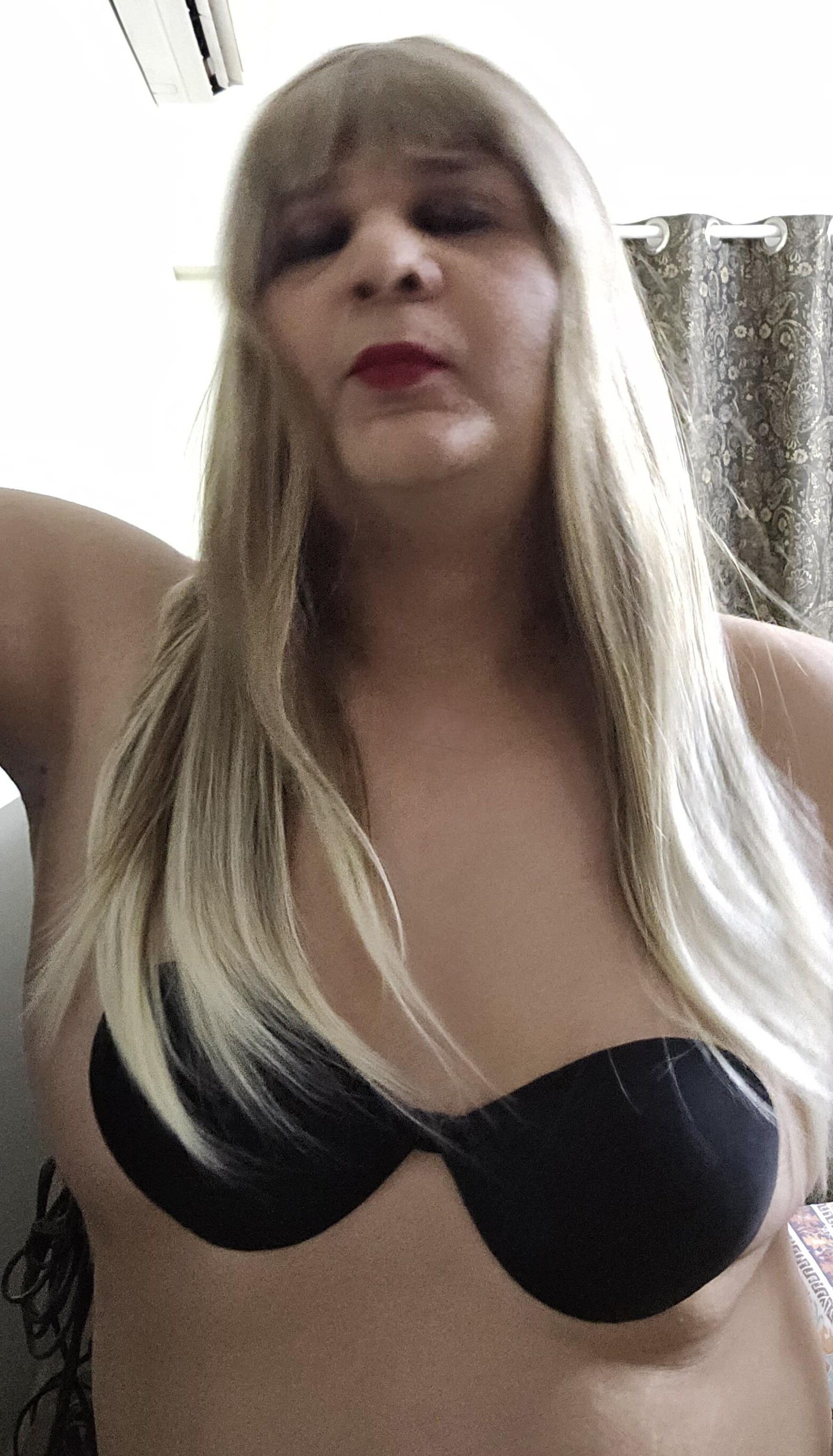 Blonde transexuelle Monica M Closeup