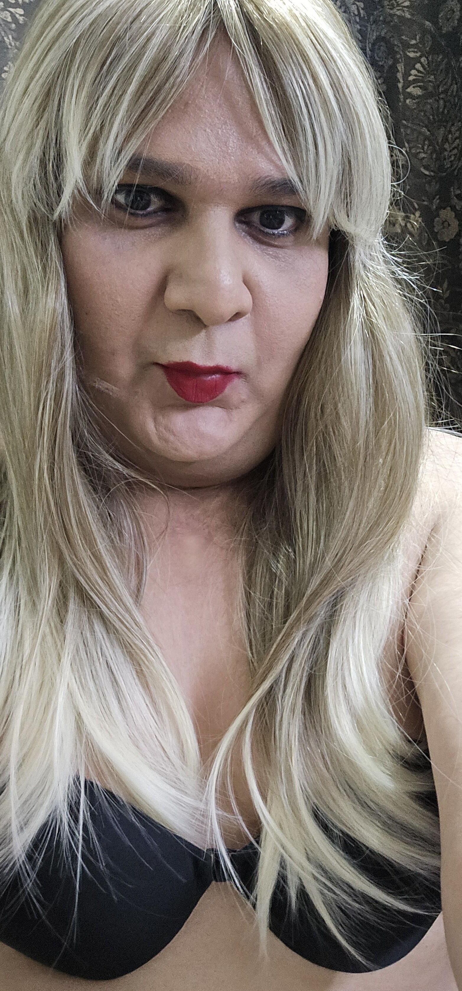 Blonde transexuelle Monica M Closeup