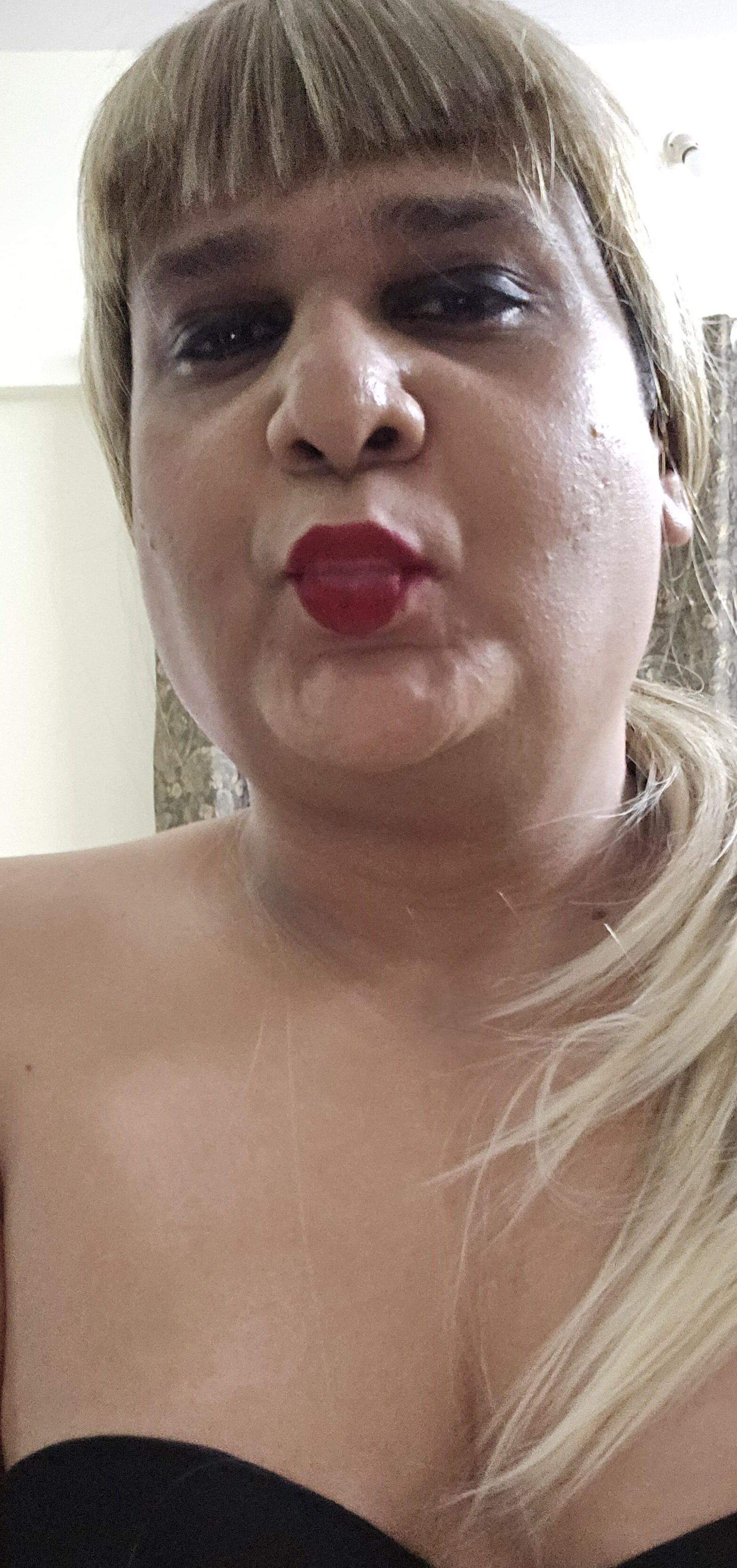 Blonde transexuelle Monica M Closeup