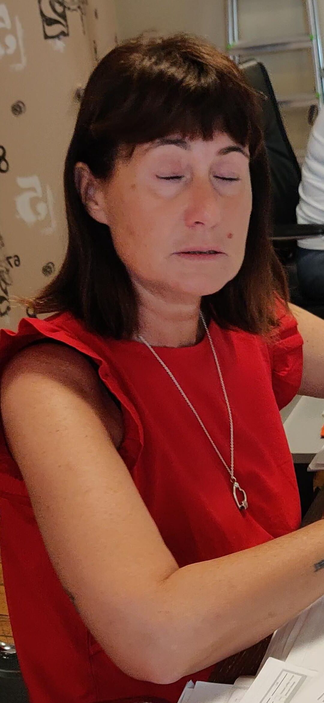 Dame rouge montrant