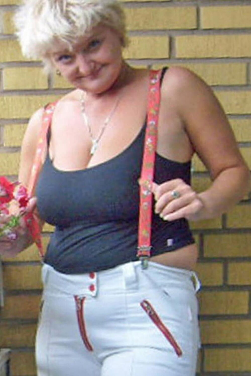 In schwarzem Top posieren