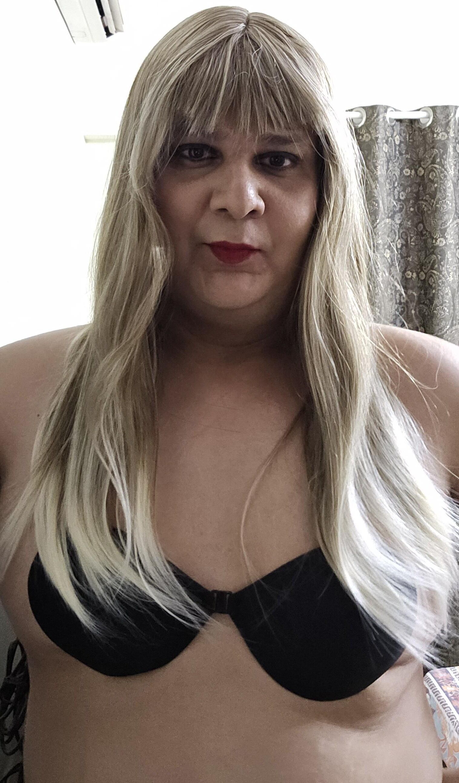 Blonde transexuelle Monica M Closeup