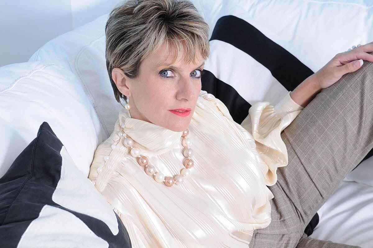 Gill Ellis Young (Lady Sonia) Jaeger und Seide