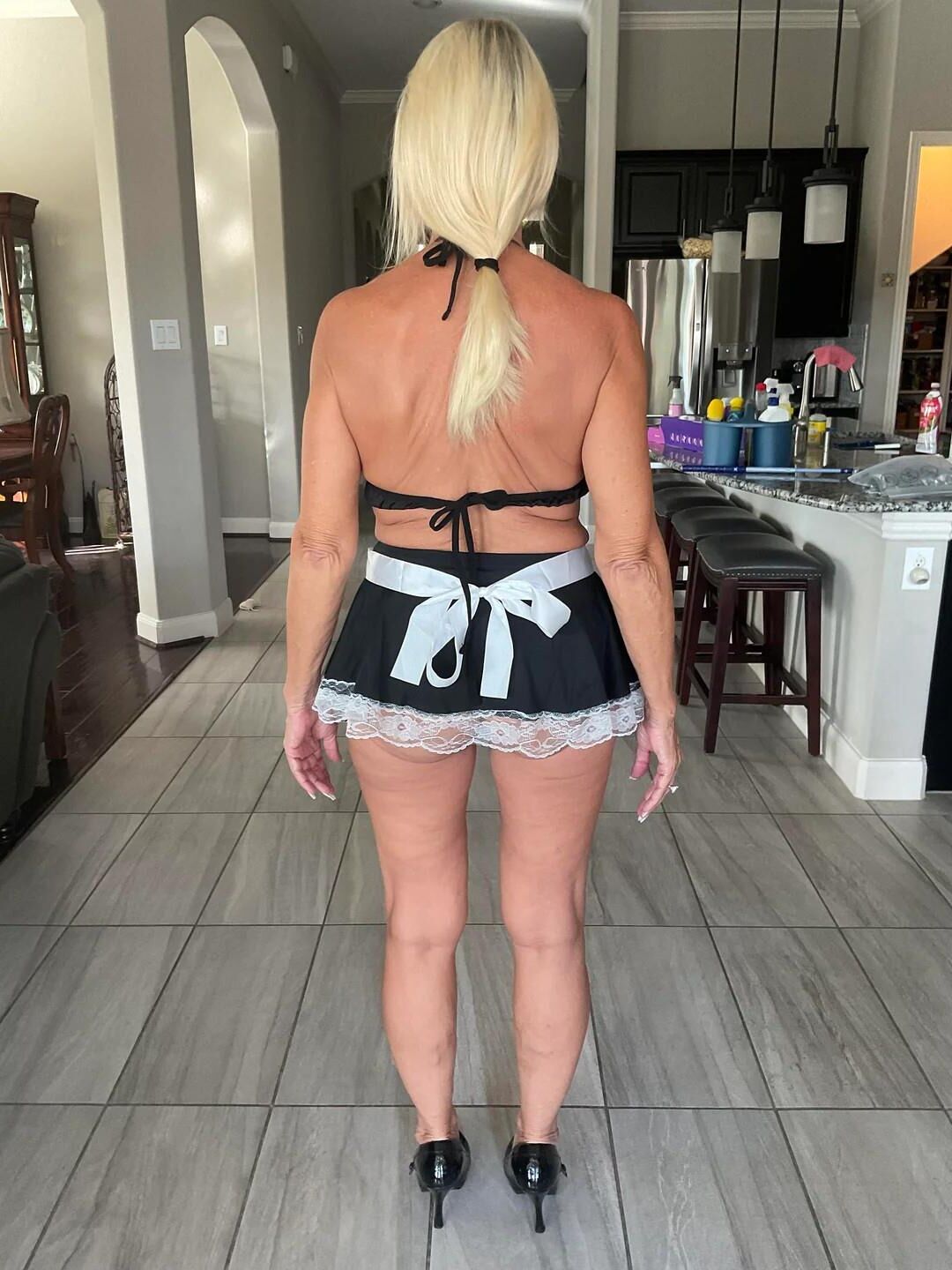 Riecht nach einer heißen sexy Oma hier Teil