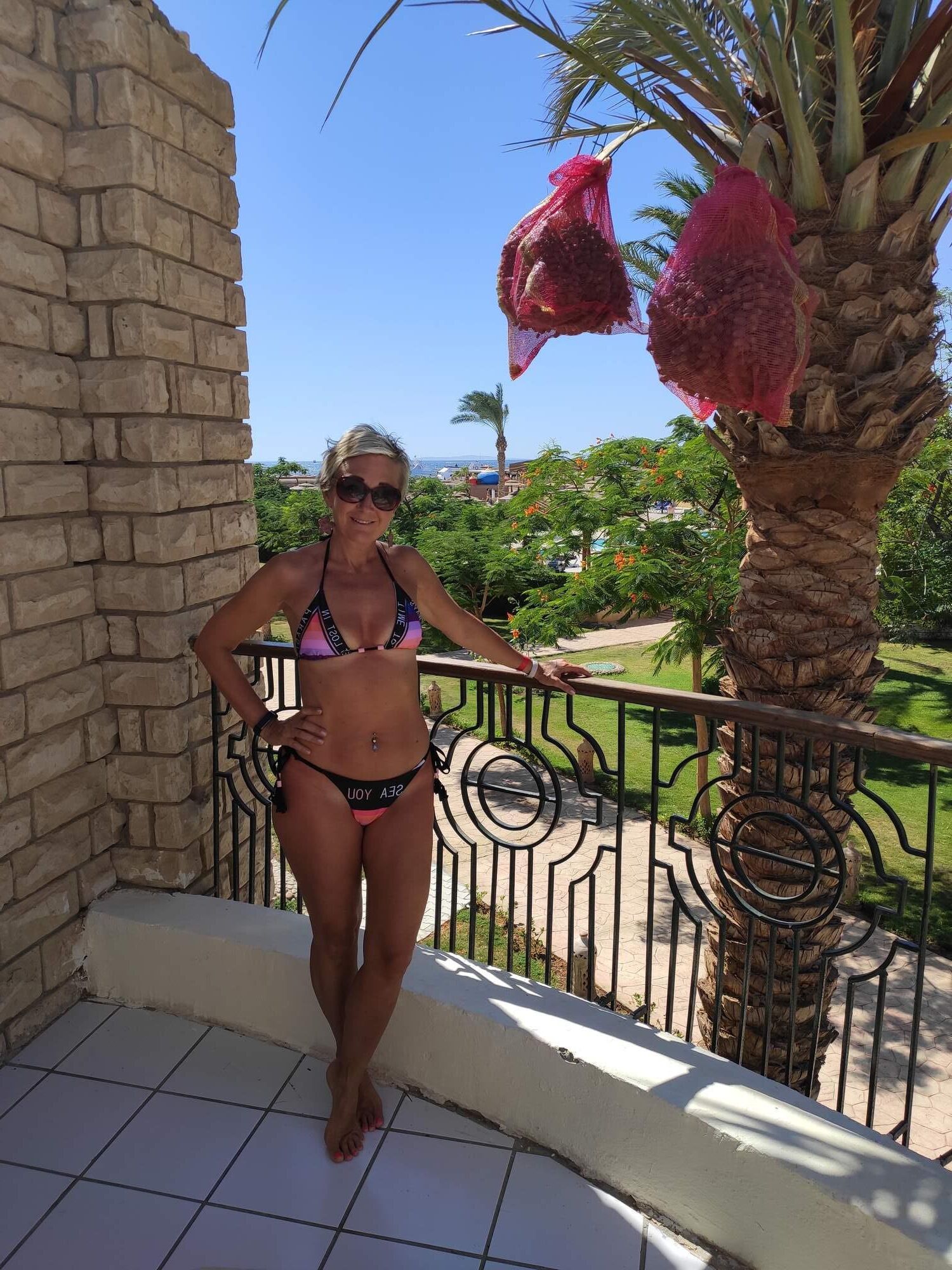 Milf naturista con tetas pequeñas y cuerpo perfecto