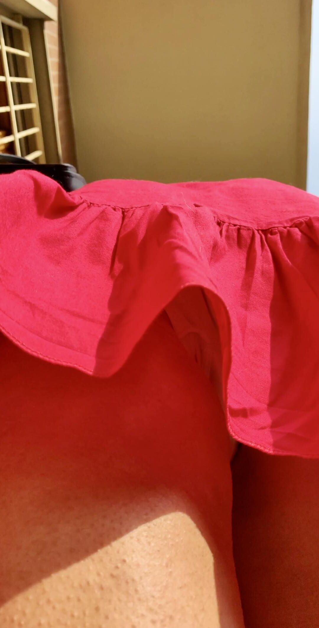 Dame rouge montrant