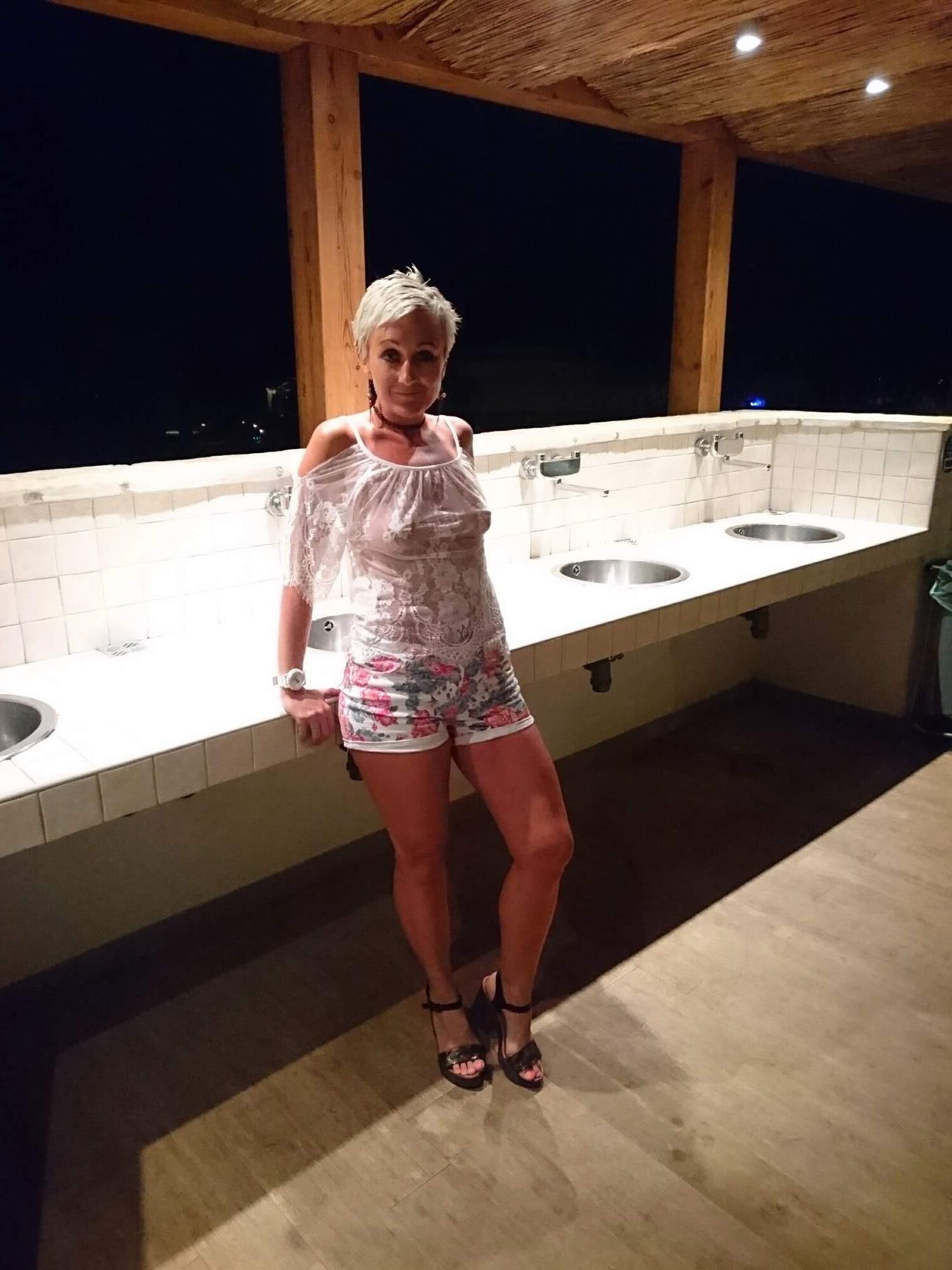 Milf naturista con tetas pequeñas y cuerpo perfecto