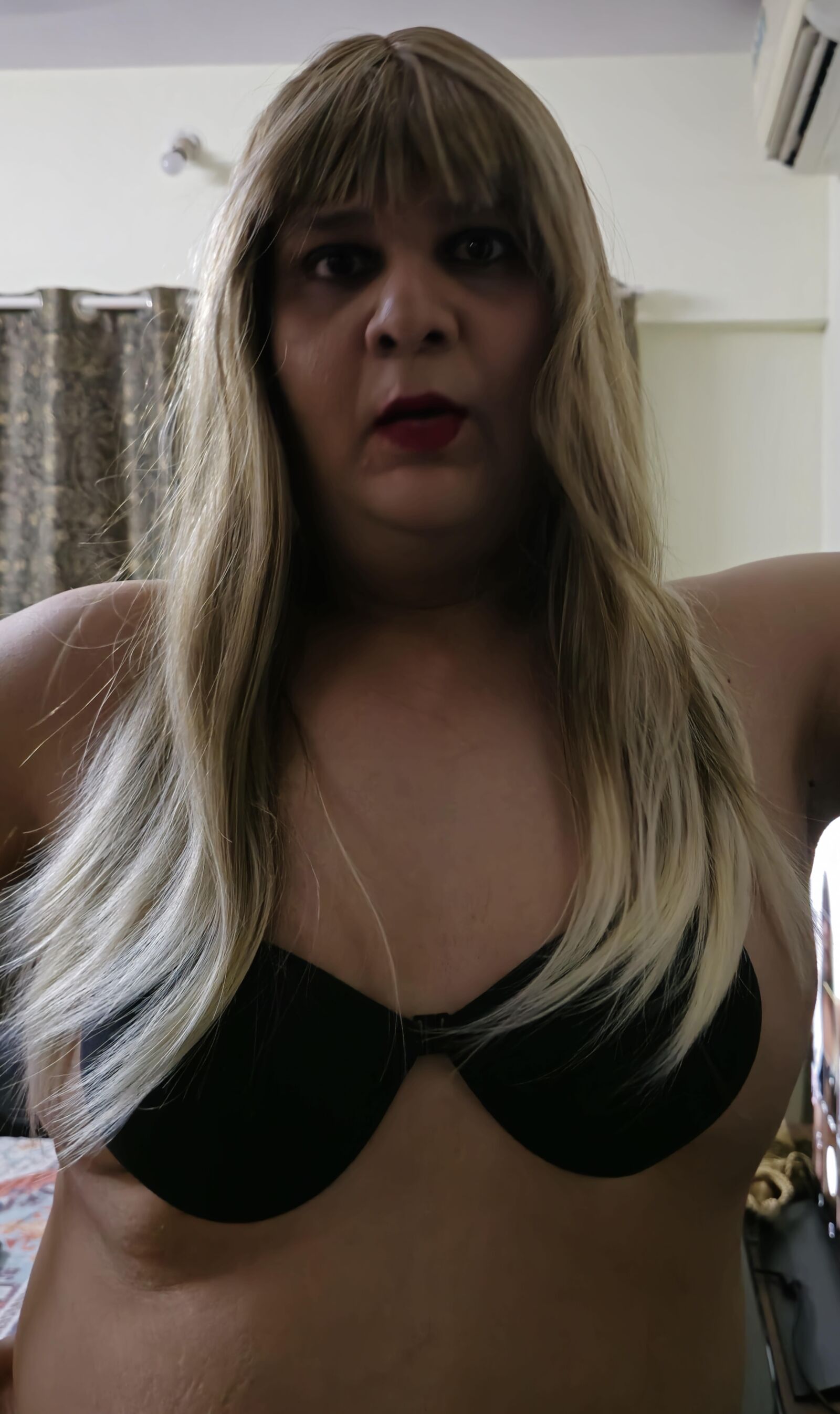 Blonde transexuelle Monica M Closeup