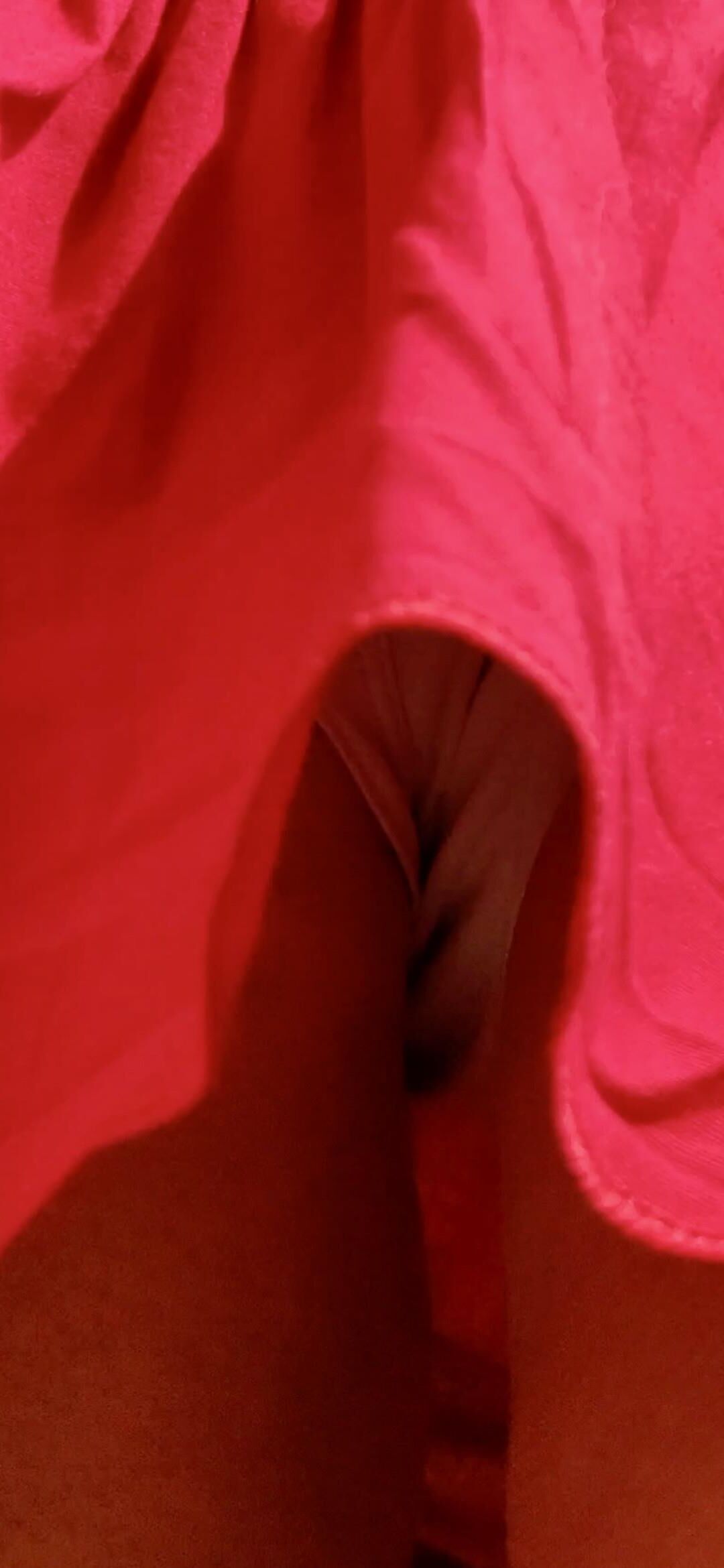 Dame rouge montrant
