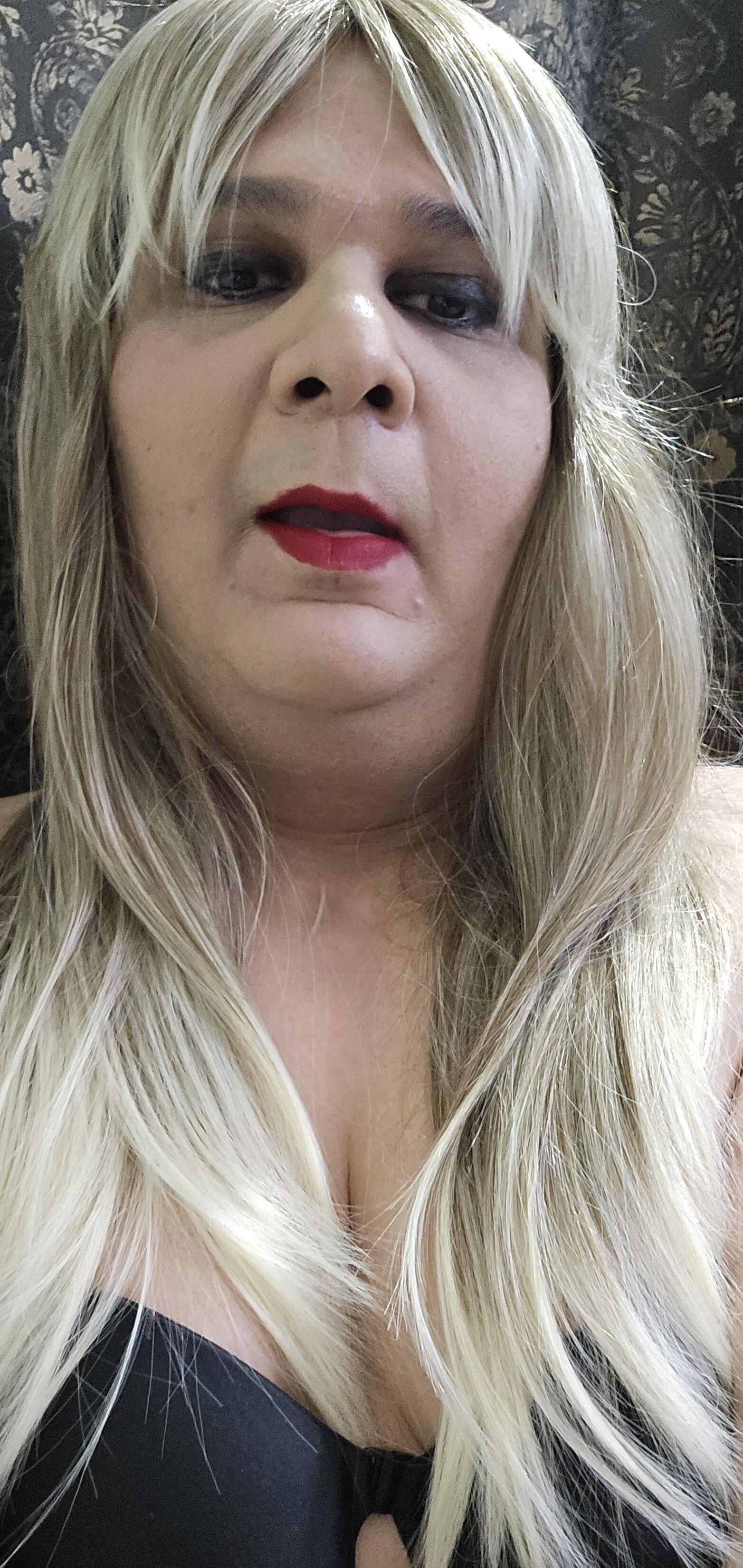 Blonde transexuelle Monica M Closeup