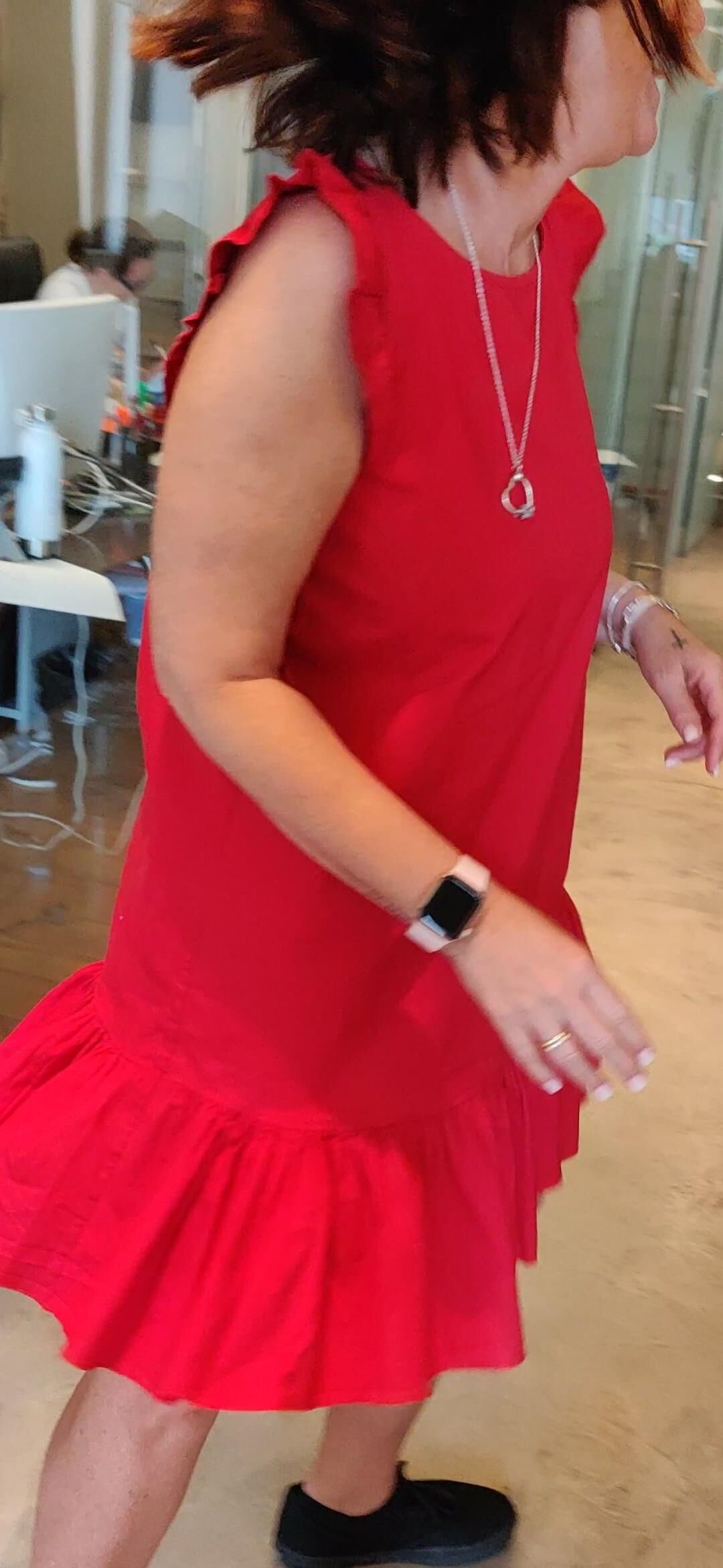 Dame rouge montrant