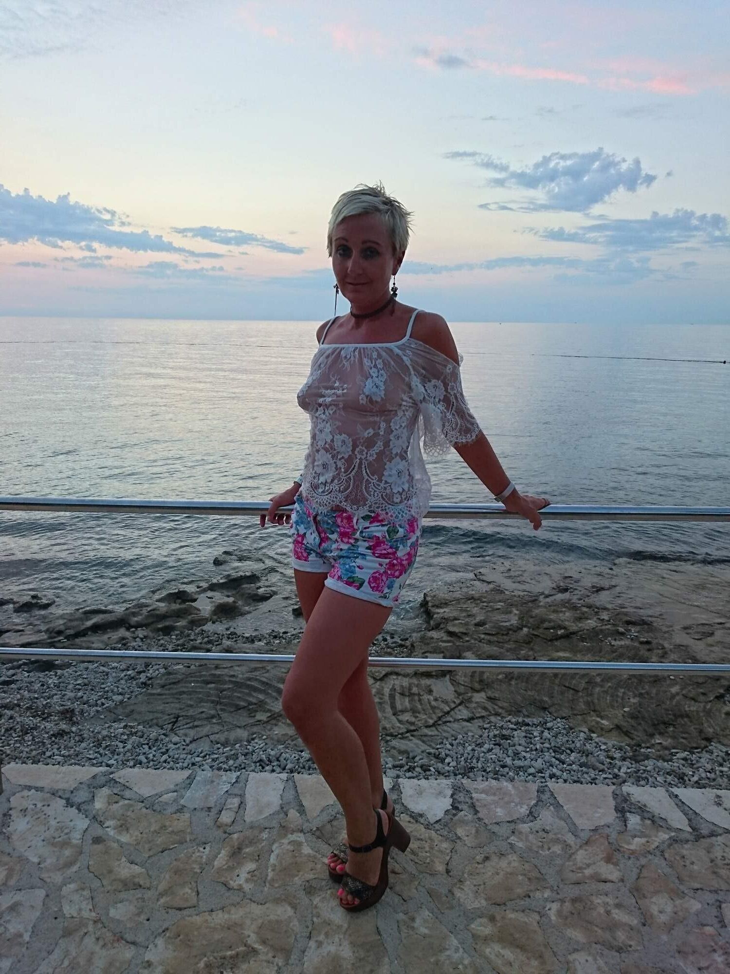 Milf naturista con tetas pequeñas y cuerpo perfecto