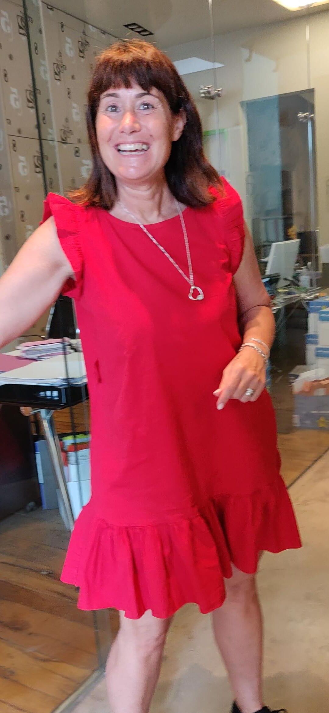 Dame rouge montrant