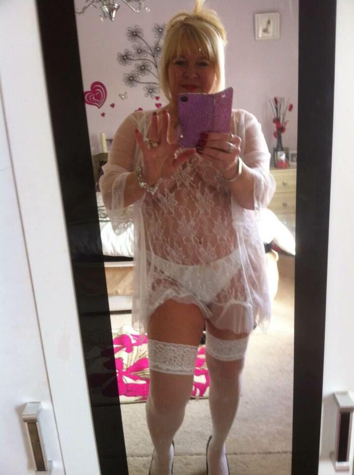 Riecht nach einer heißen sexy Oma hier Teil