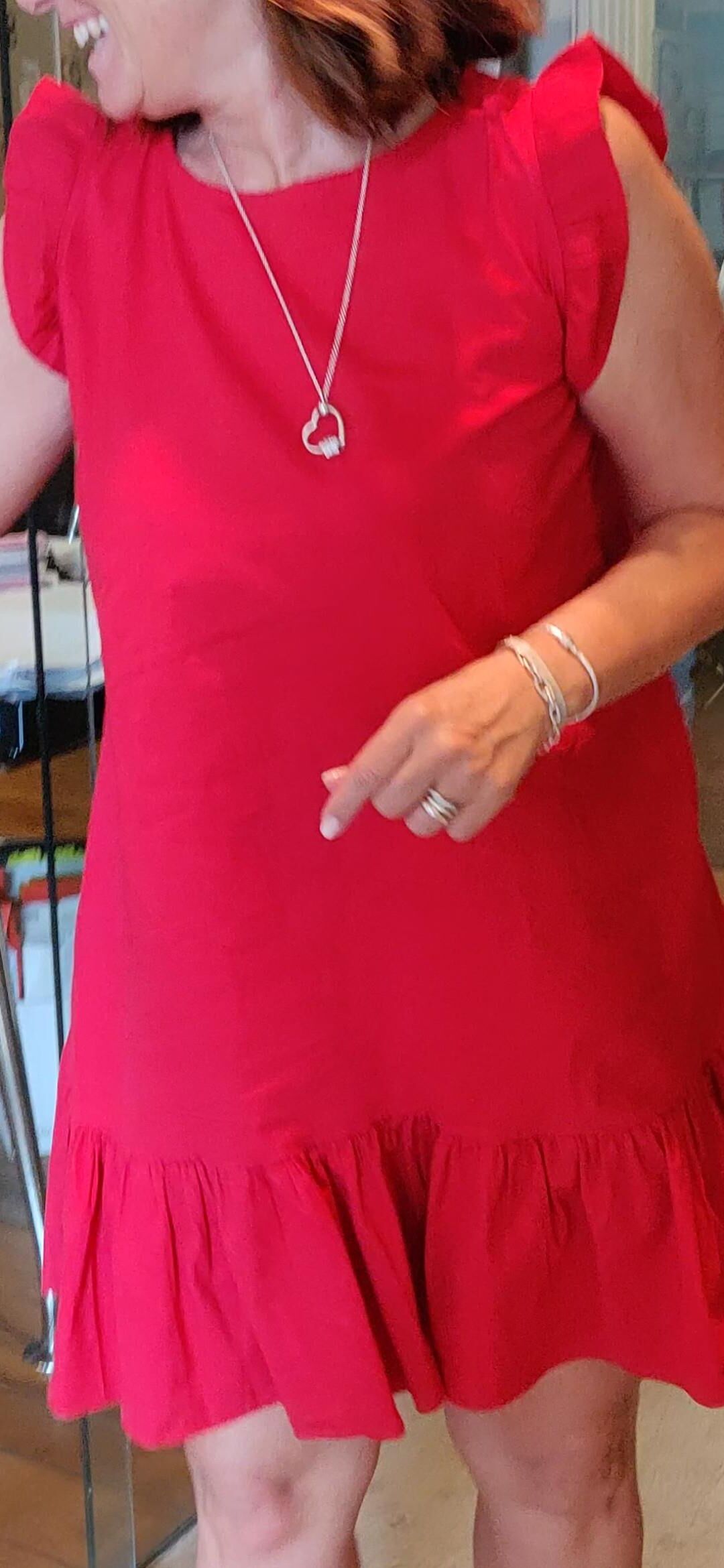 Dame rouge montrant