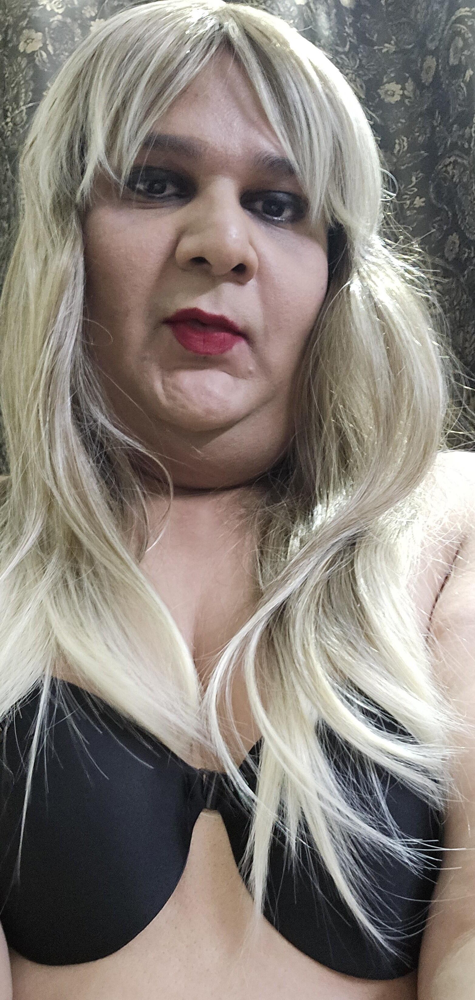 Blonde transexuelle Monica M Closeup