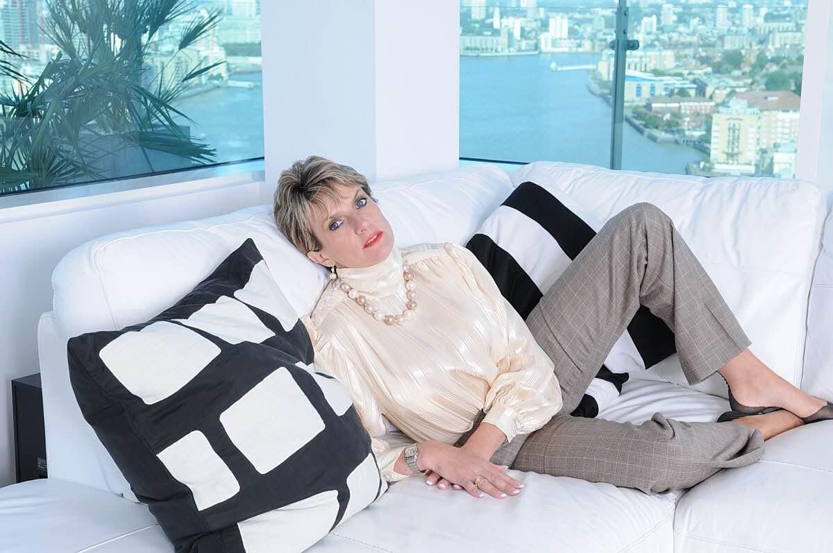 Gill Ellis Young (Lady Sonia) Jaeger und Seide