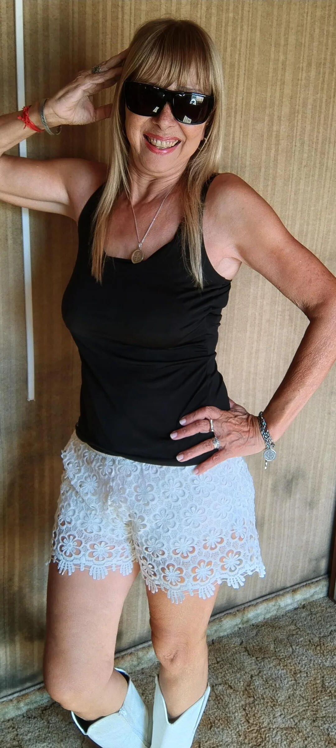 Riecht nach einer heißen sexy Oma hier Teil