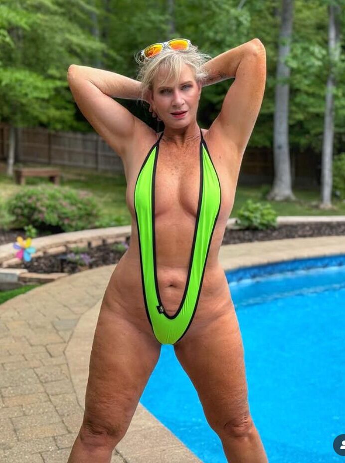 HOT MATURE BIKINI