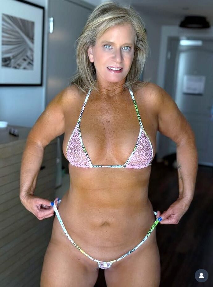 HOT MATURE BIKINI