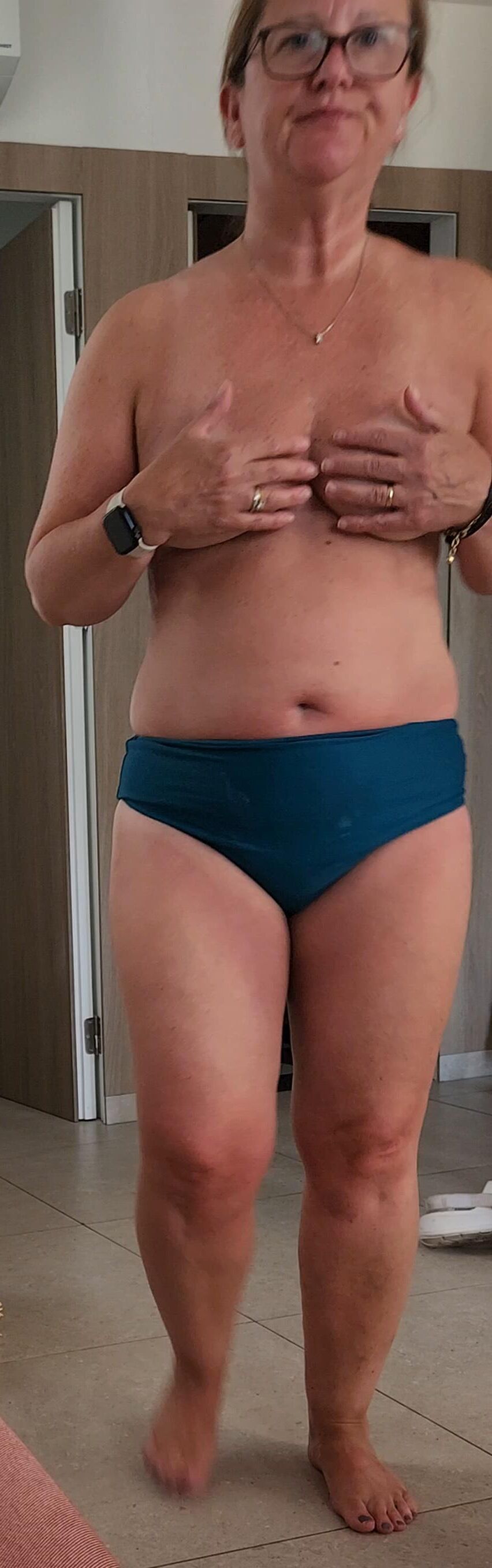 MILF MUY MADRO MUTRO MUY promedio en su bikini