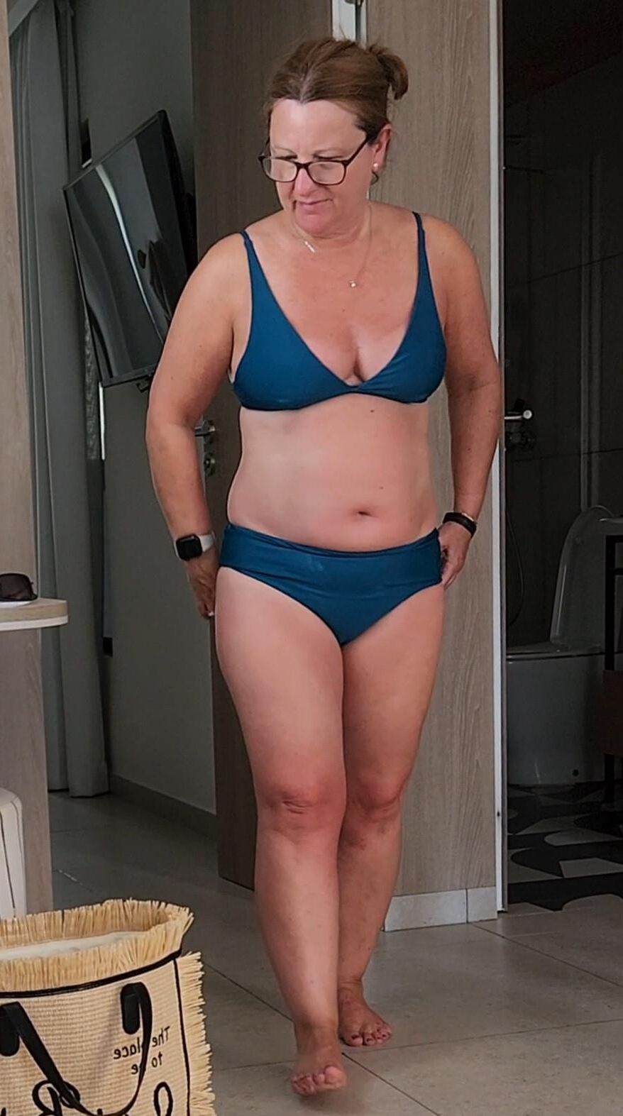 MILF MUY MADRO MUTRO MUY promedio en su bikini