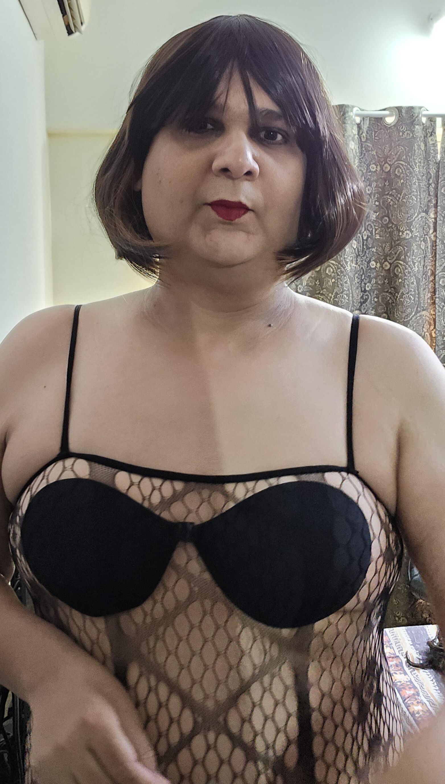 Cabelo curto Monica M em redes de pesca s