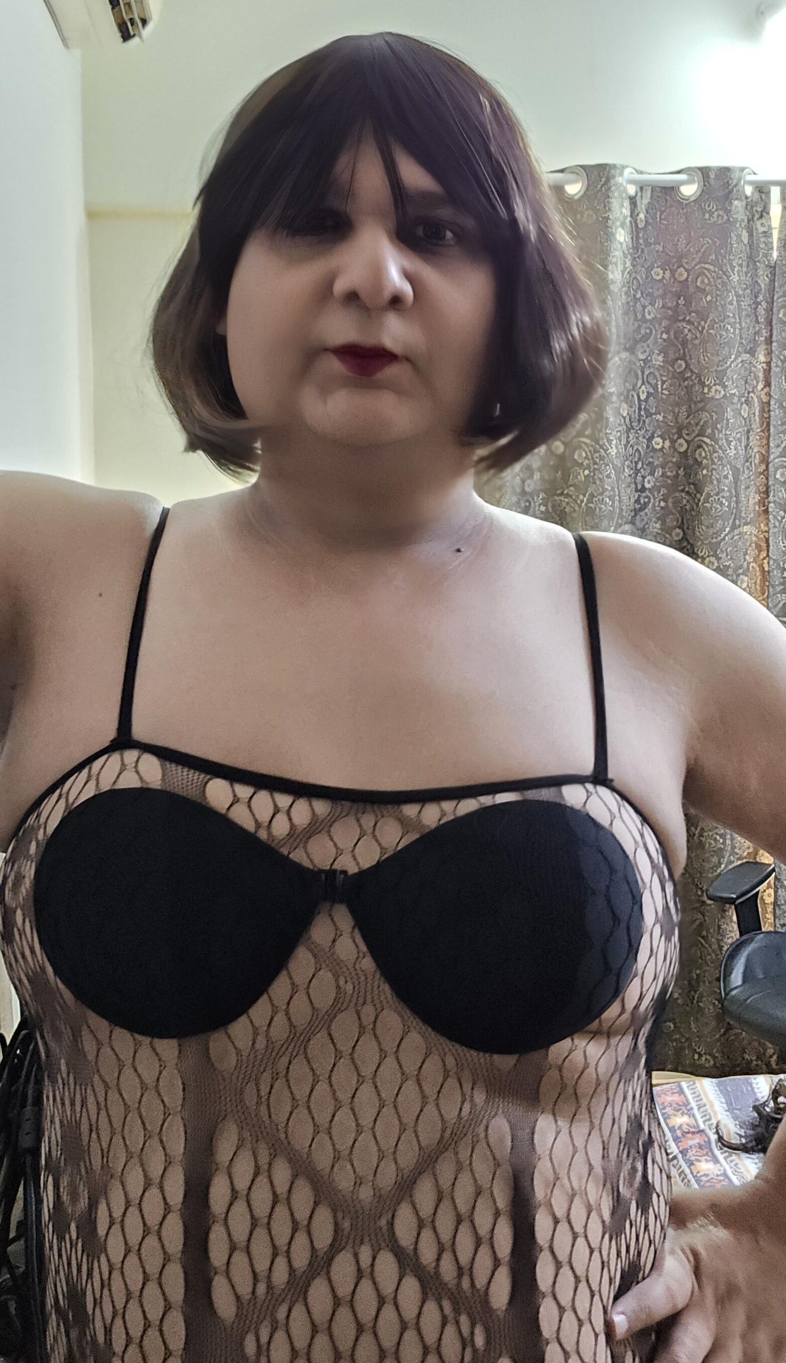 Cabelo curto Monica M em redes de pesca s