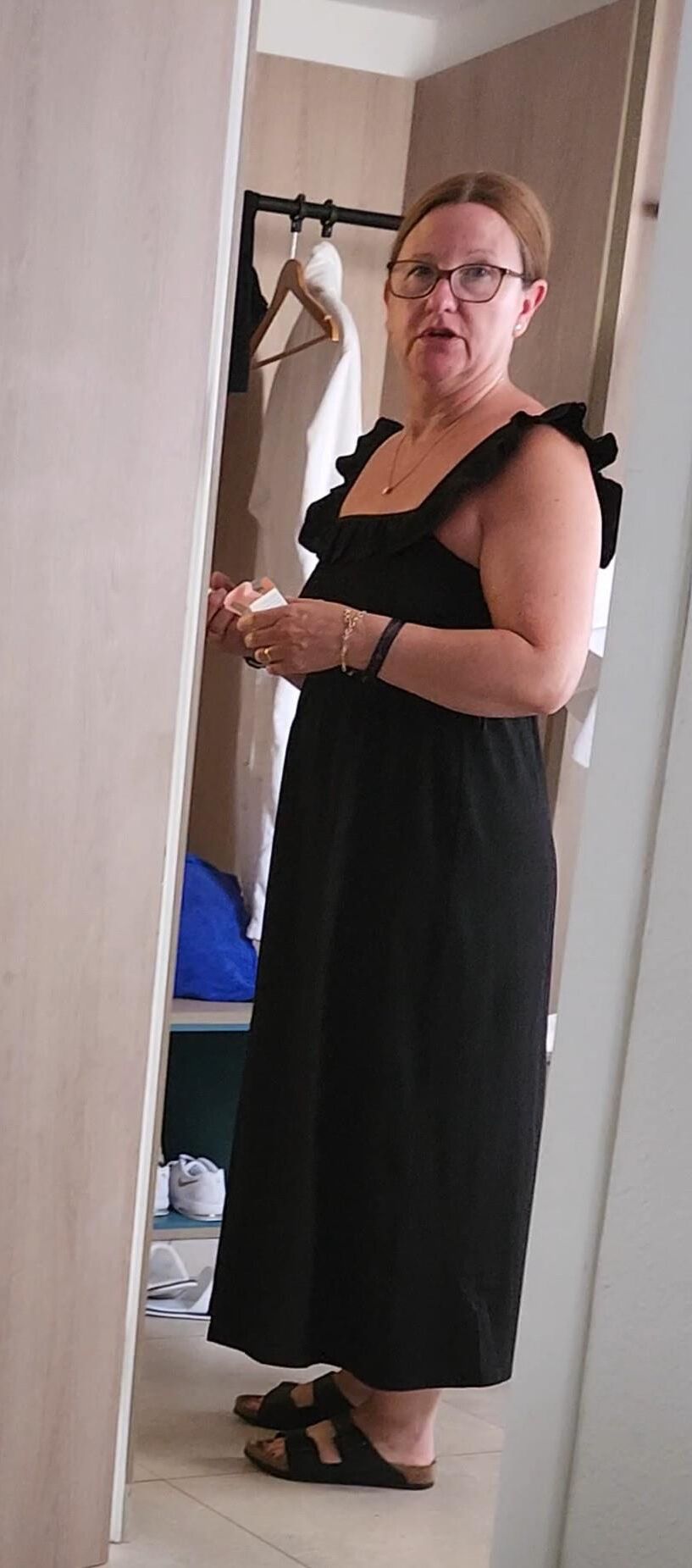 MILF MUY MADRO MUTRO MUY promedio en su bikini