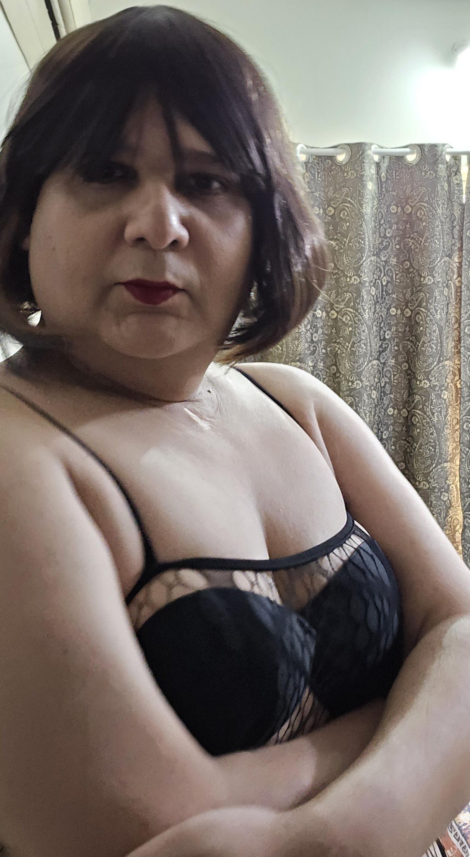 Cabelo curto Monica M em redes de pesca s