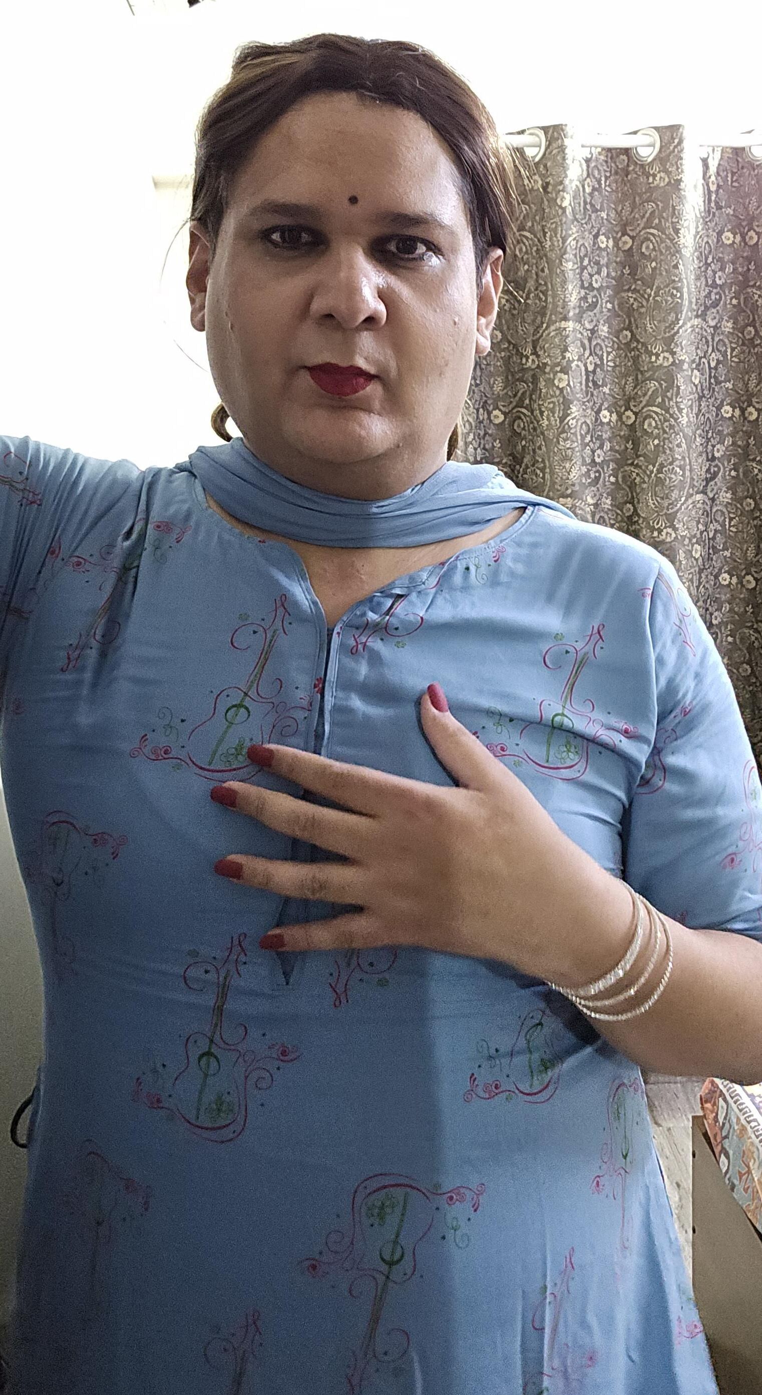 Travesti Monica M em Vestido Azul S